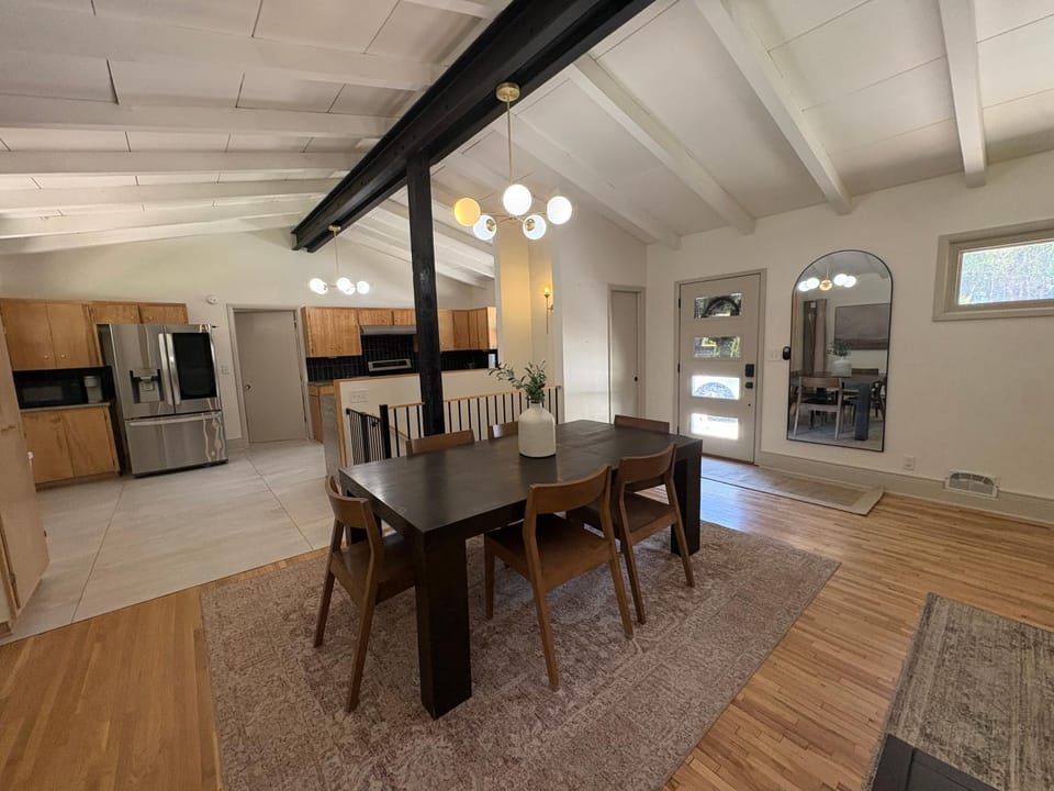 Kitchen or kitchenette, Photo of the whole room, Seating area, Dining area