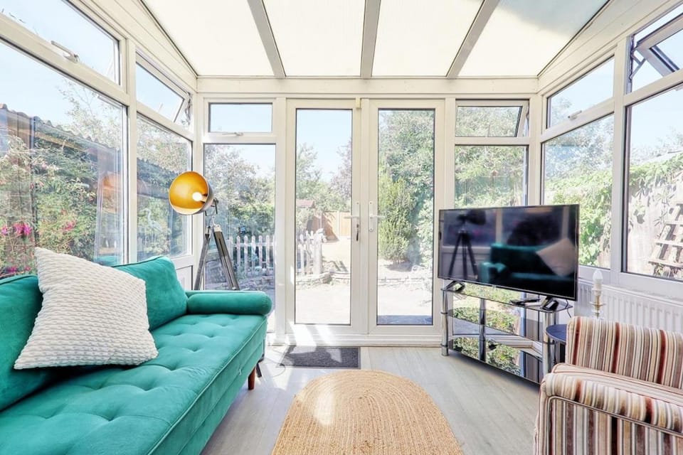 3 Bedroom House By Mills Stays Vacation Rental Westcliff-On-Sea With Garden & Last Min Deal House in Southend-on-Sea