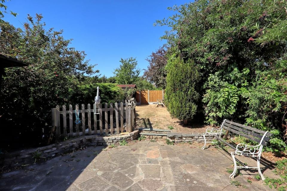 3 Bedroom House By Mills Stays Vacation Rental Westcliff-On-Sea With Garden & Last Min Deal House in Southend-on-Sea