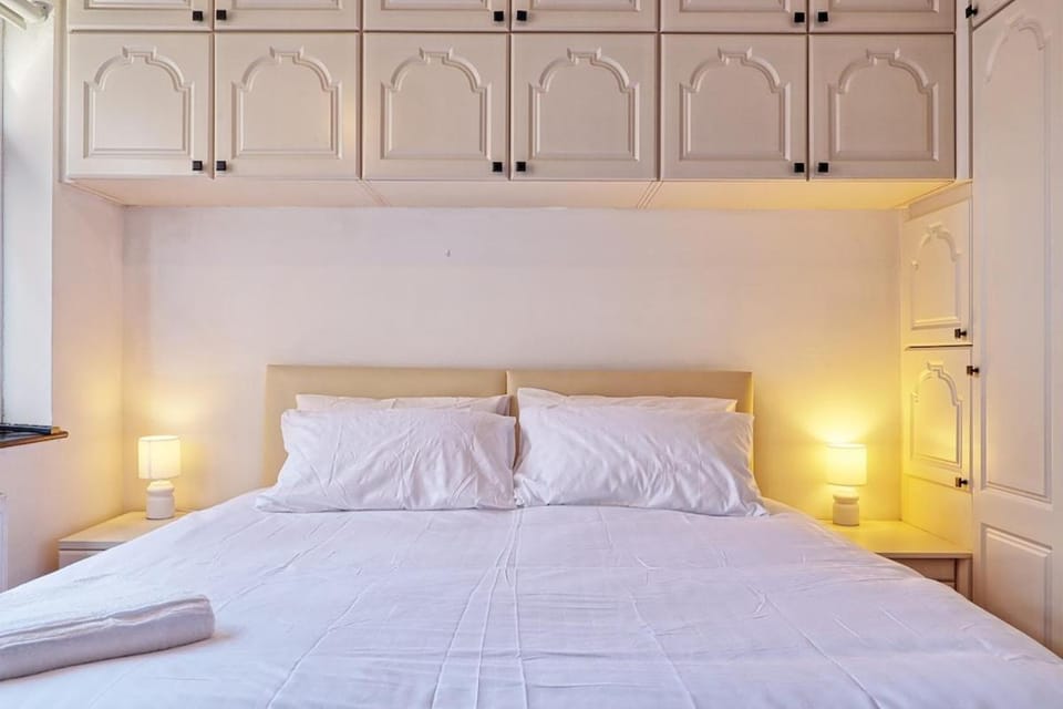3 Bedroom House By Mills Stays Vacation Rental Westcliff-On-Sea With Garden & Last Min Deal House in Southend-on-Sea