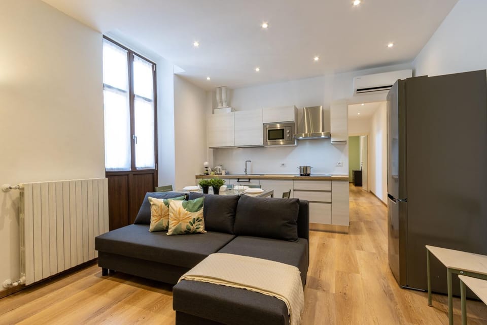 Kitchen or kitchenette, Living room, Seating area, Dining area, stove