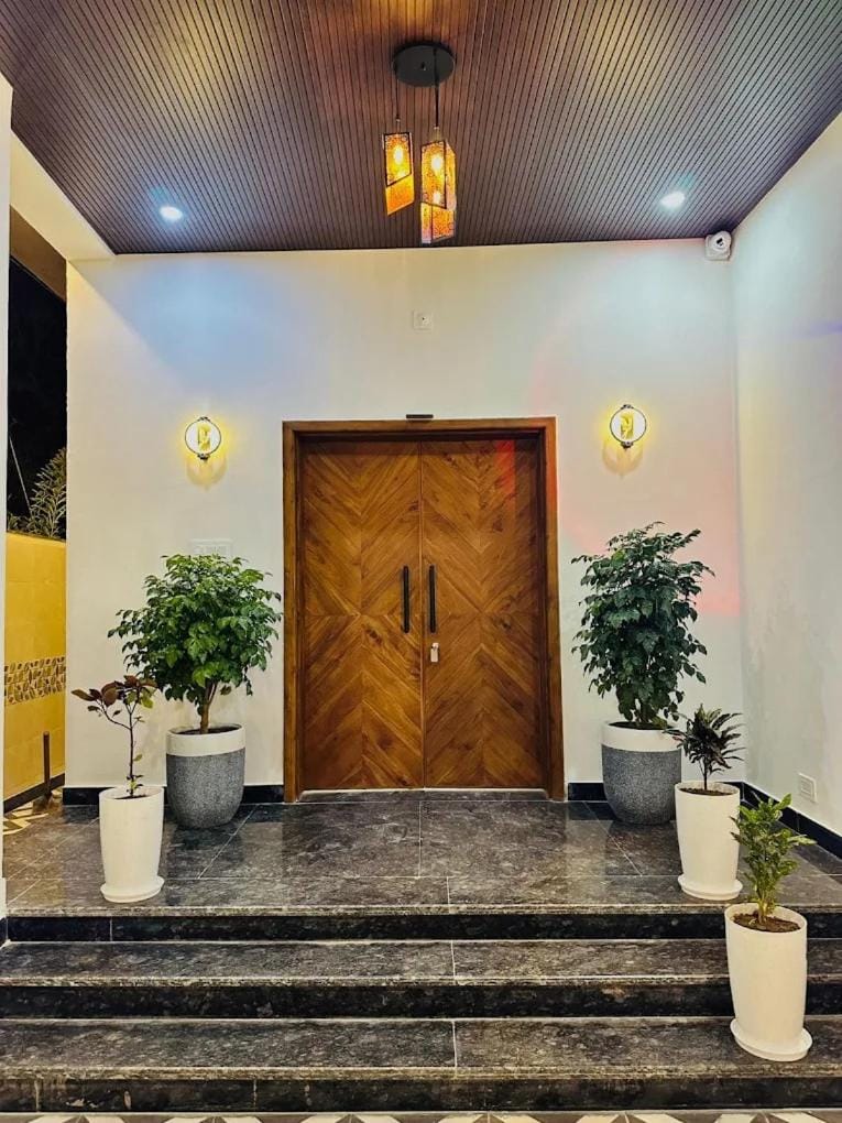 Facade/entrance, Internal: Not applicable to any particular room