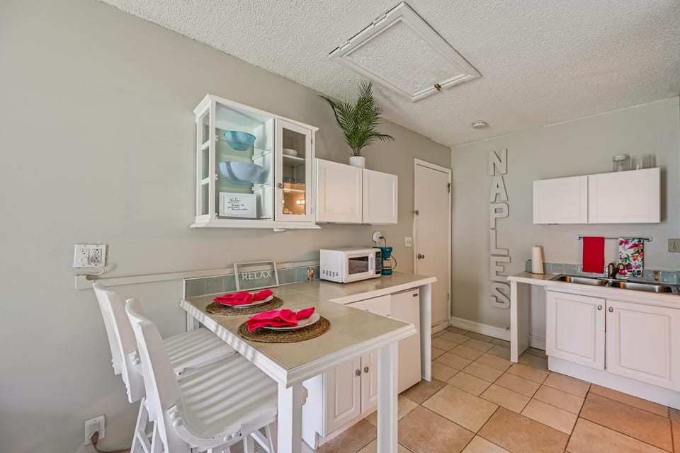 Lanai, Pool Access! Naples Studio Near Beach Apartment in East Naples