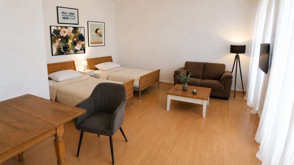 Bed, Living room, Photo of the whole room, Seating area, Bedroom