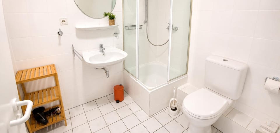 Shower, Toilet, Bathroom, towels