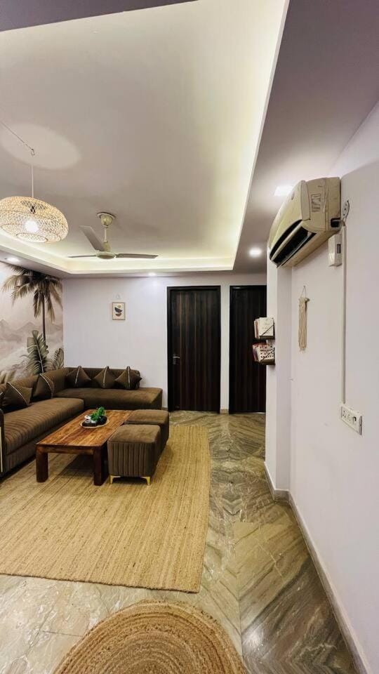 Chhatarpur’s Cozy 3BHK Getaway Apartment in New Delhi