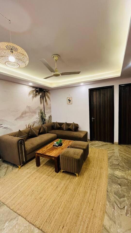 Chhatarpur’s Cozy 3BHK Getaway Apartment in New Delhi