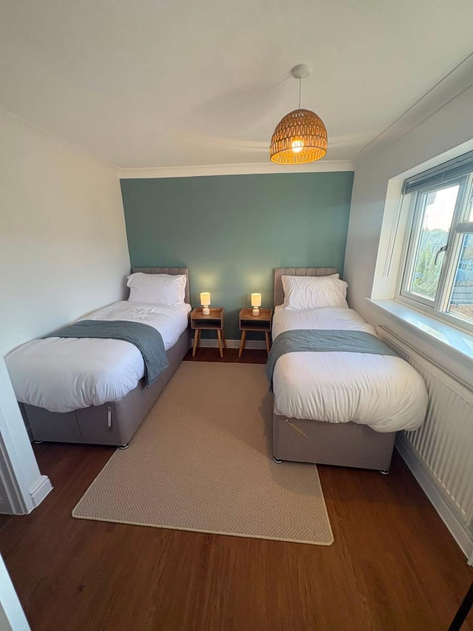 3-Bed House Basildon Parking Contractors Apartment in Basildon