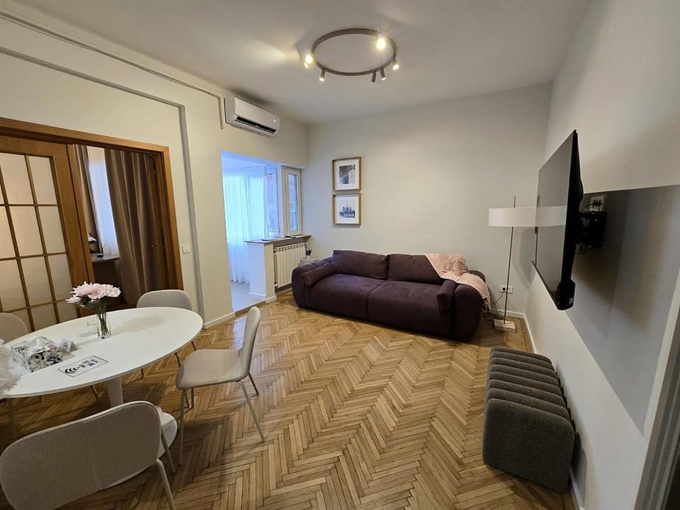 TV and multimedia, Living room, Seating area, Dining area, air conditioner