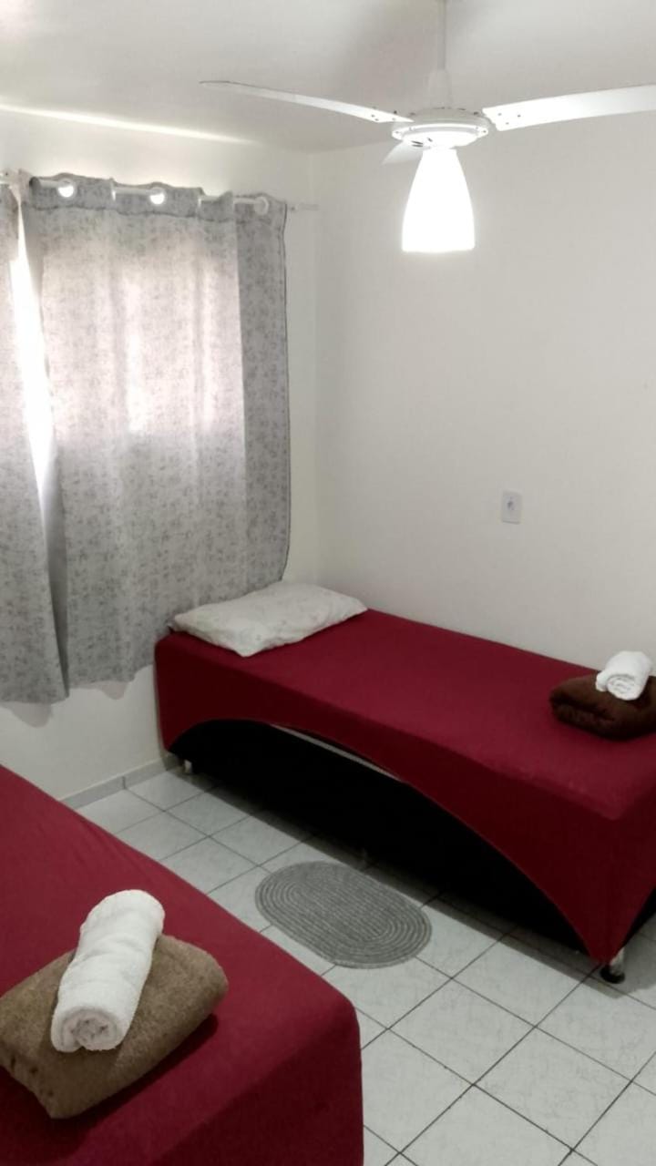N 01 Apto Prático- 2 qto -ar, 1 casal- 2camas solt Apartment in Cascavel