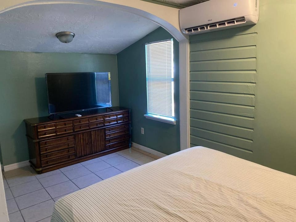 Communal lounge/ TV room, Bed, TV and multimedia, Bedroom