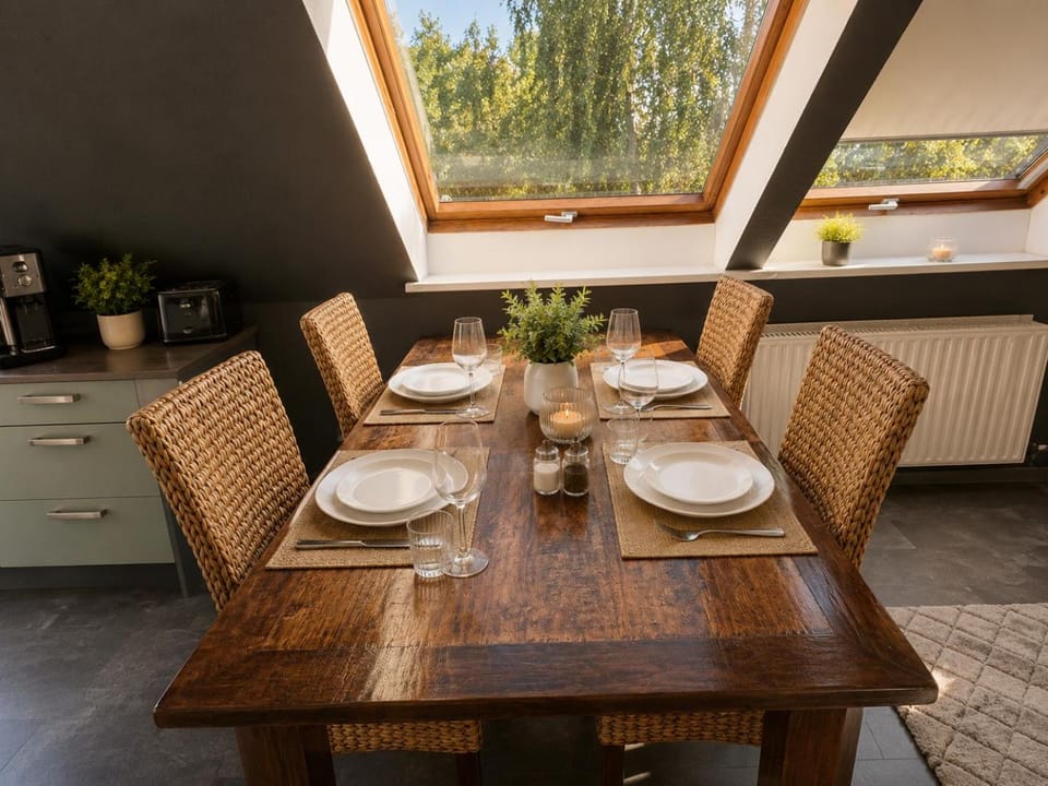 Seating area, Dining area, Food