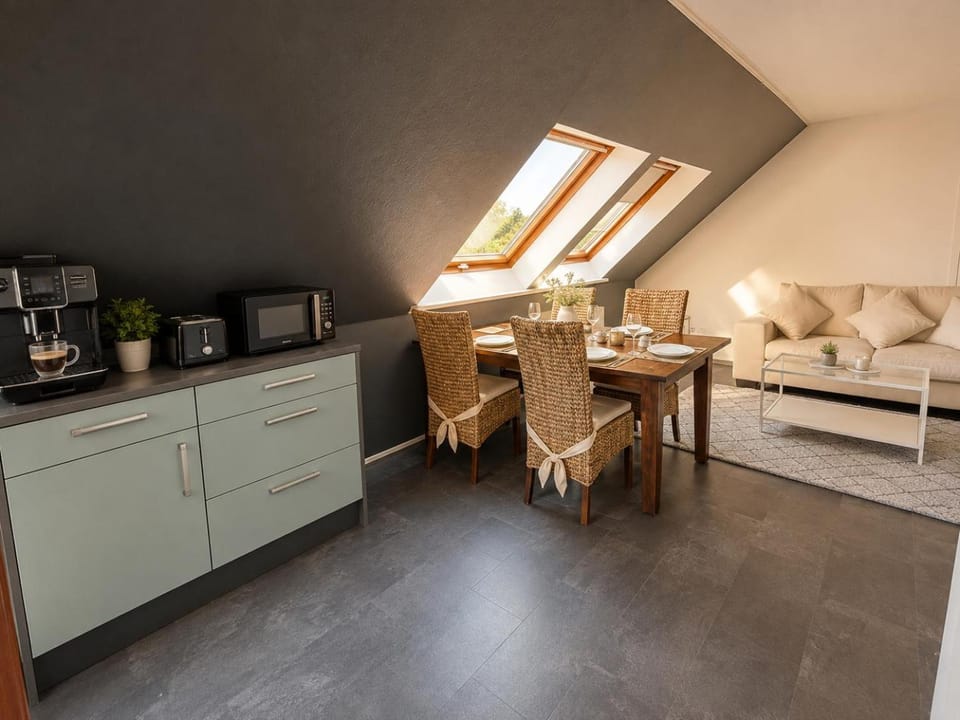 Coffee/tea facilities, Kitchen or kitchenette, Seating area, Dining area