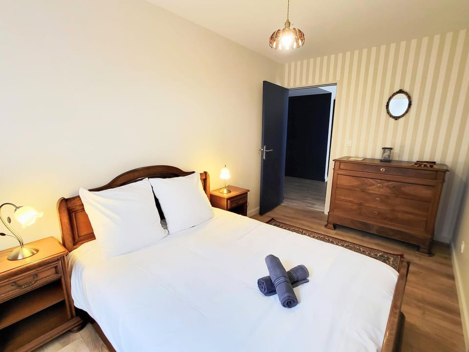 Bed, Photo of the whole room, Decorative detail, Bedroom