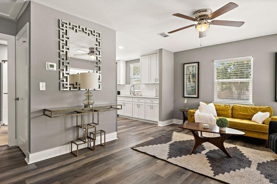 Charming Bungalow - Walk to Georgetown Square House in Georgetown