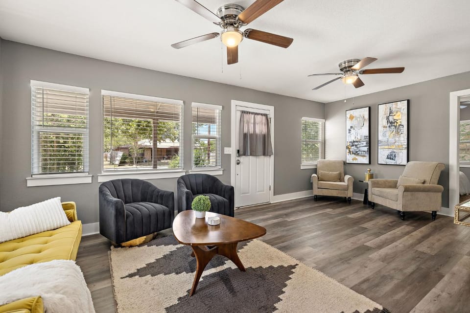 Charming Bungalow - Walk to Georgetown Square House in Georgetown
