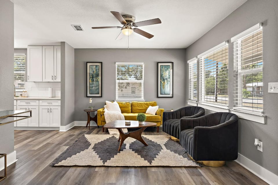 Charming Bungalow - Walk to Georgetown Square House in Georgetown