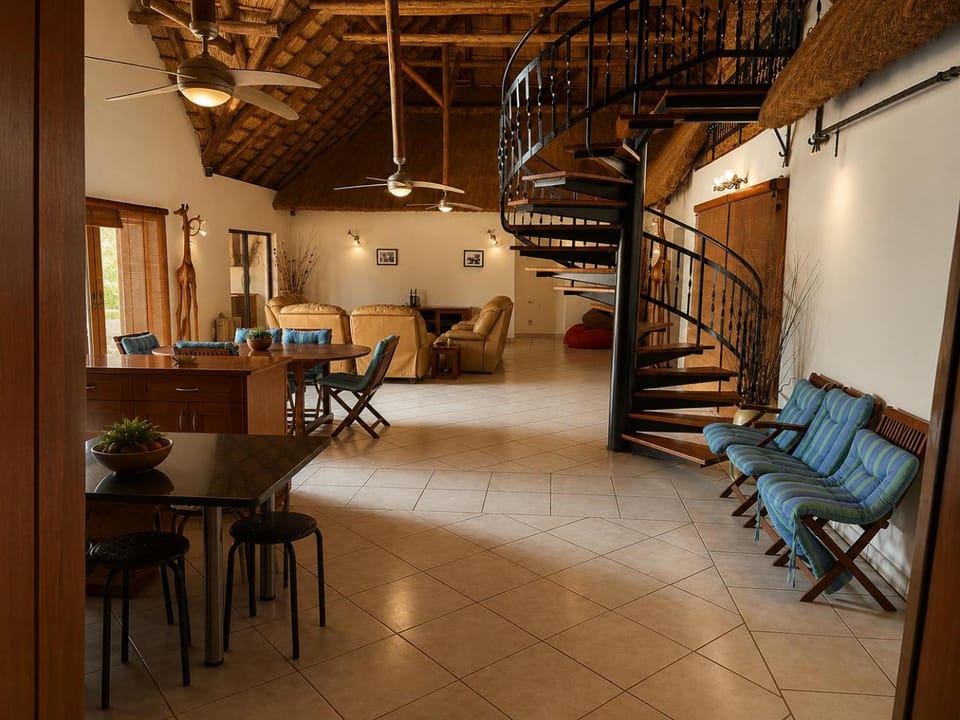 Kitchen or kitchenette, Seating area