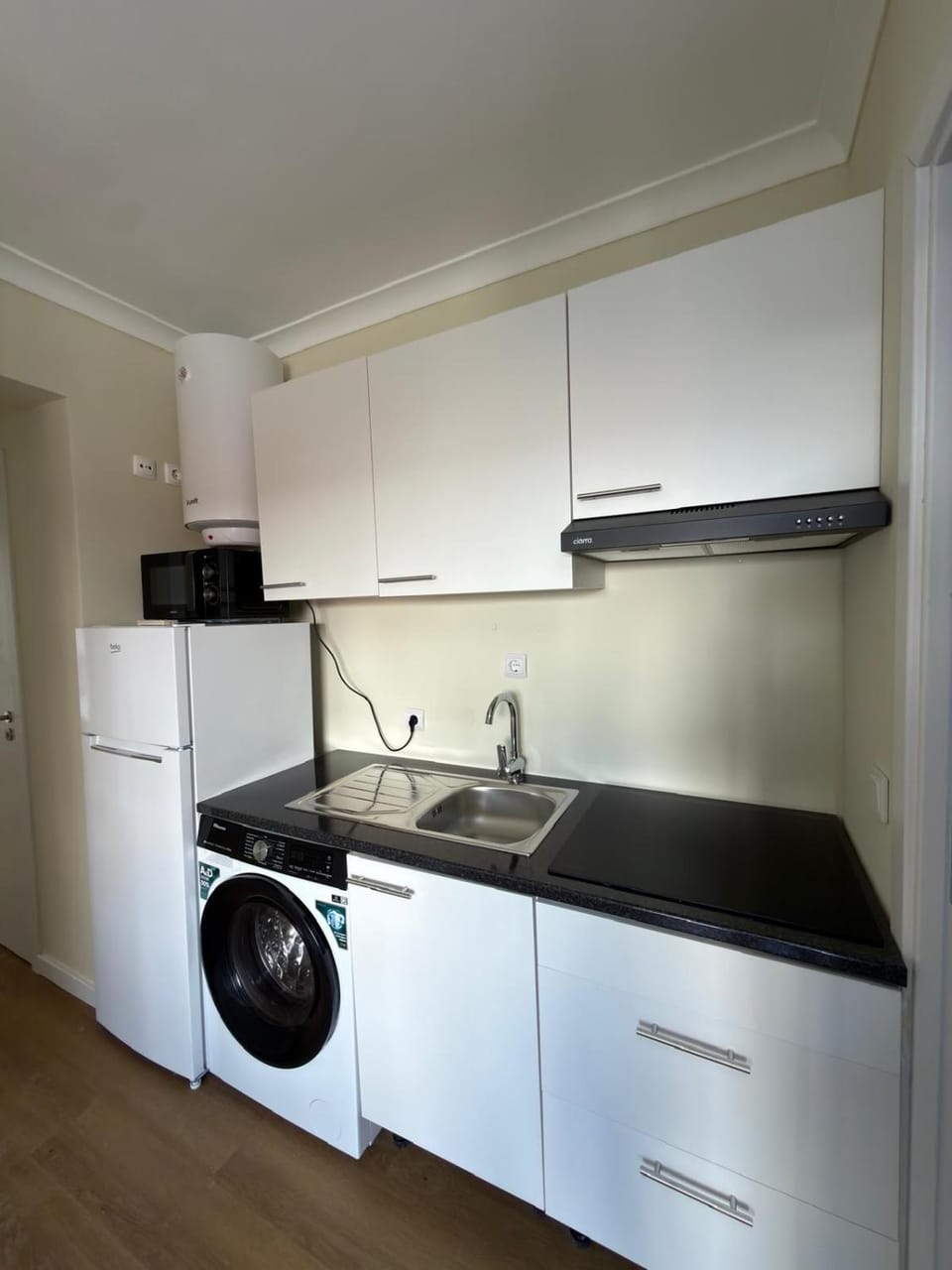 Kitchen or kitchenette, stove, washing machine
