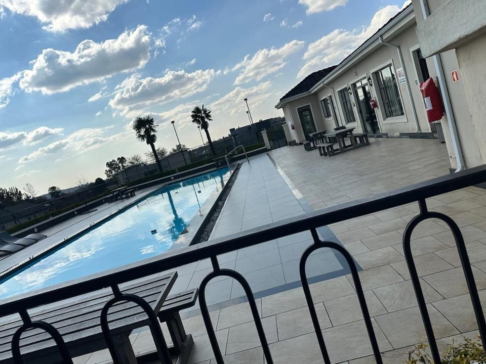 Modern Fourways -Spacious 3Bedroom Retreat& 2 bath Apartment in Sandton