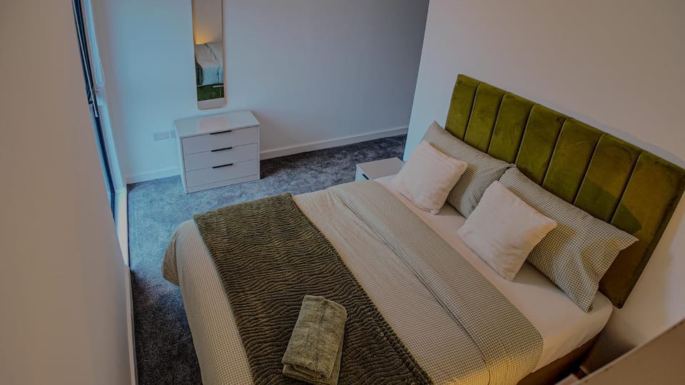 Cosy Salford Retreat - Balcony & PS4 Apartment in Manchester