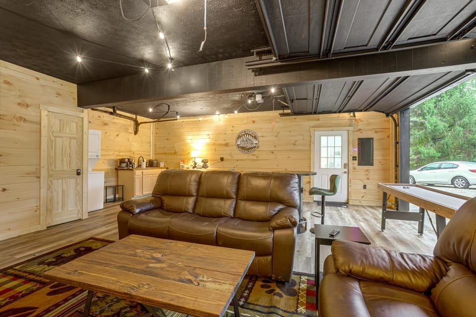 Pond View & Hot Tub! 'The Perch' in Hocking Hills Apartment in Perry Township