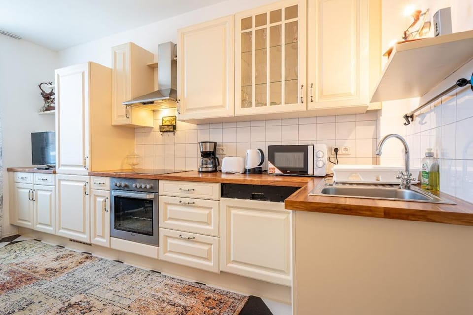 Coffee/tea facilities, Kitchen or kitchenette, dishwasher, oven, stove, toaster