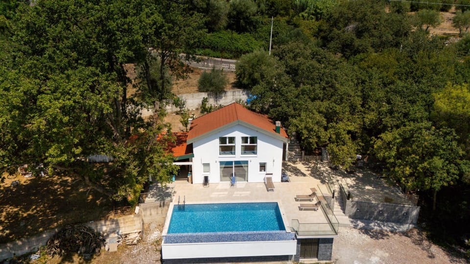El Nido Hidden Woods Villa, Infinity Pool Budva Villa in Budva