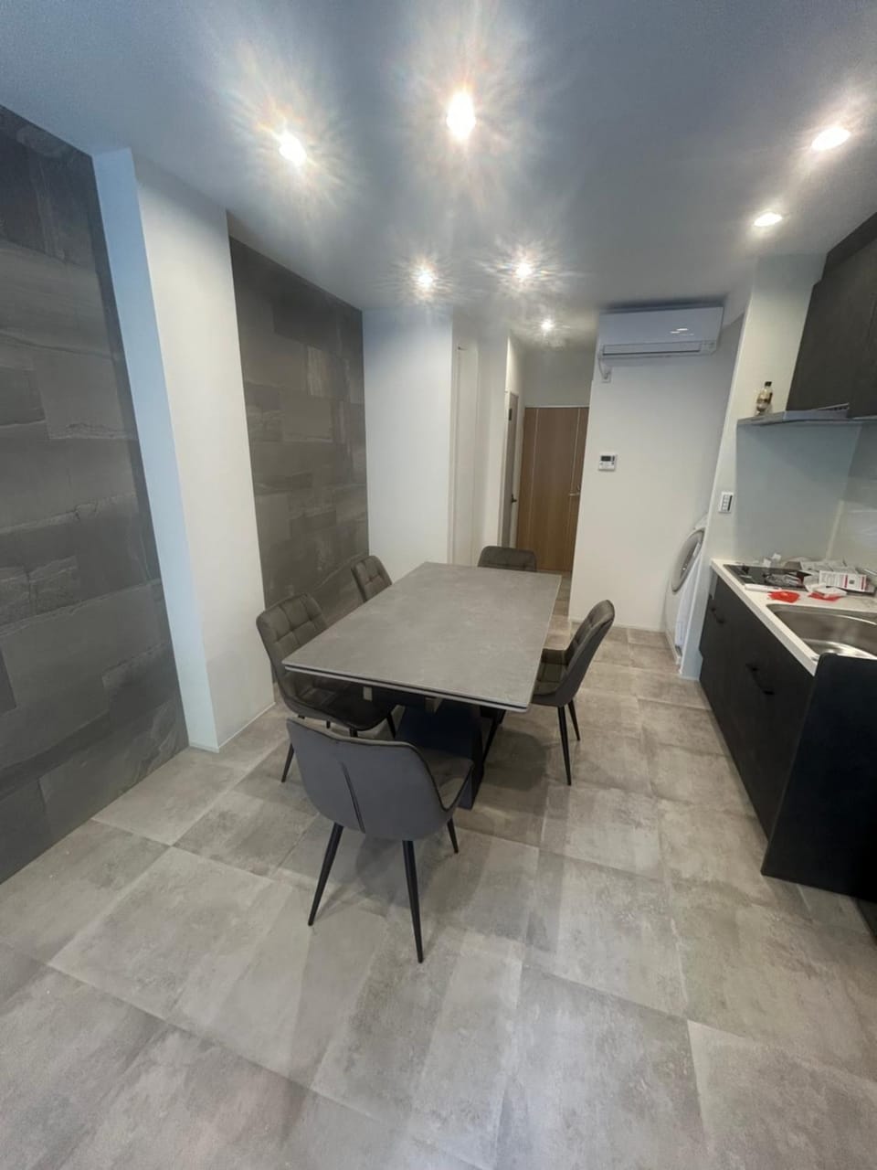 Kitchen or kitchenette, Dining area