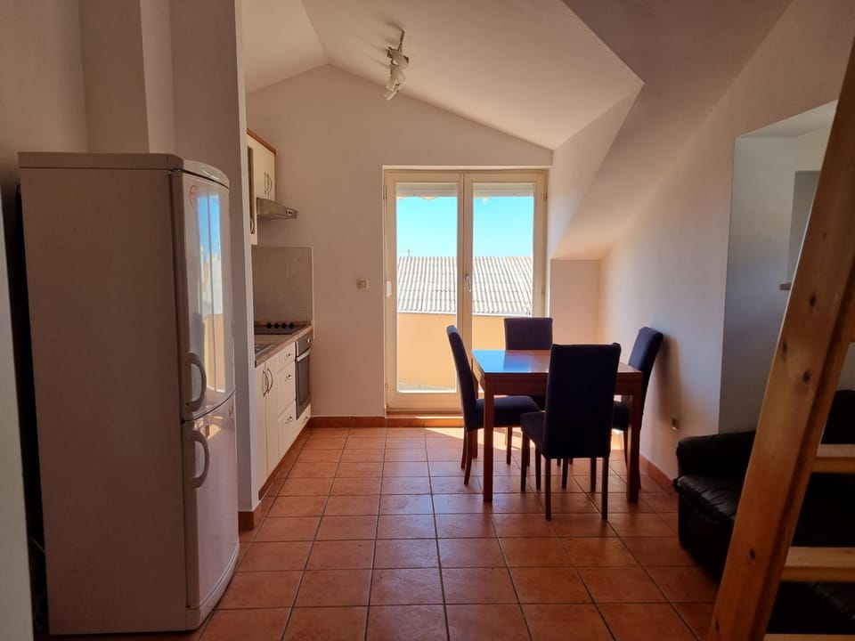 Kitchen or kitchenette, Living room, Seating area, Dining area