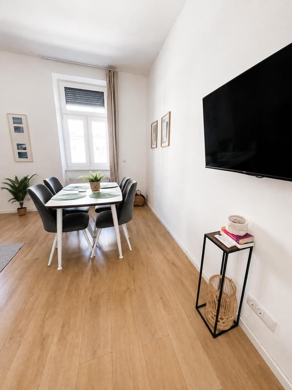 TV and multimedia, Living room, Dining area, Evening entertainment