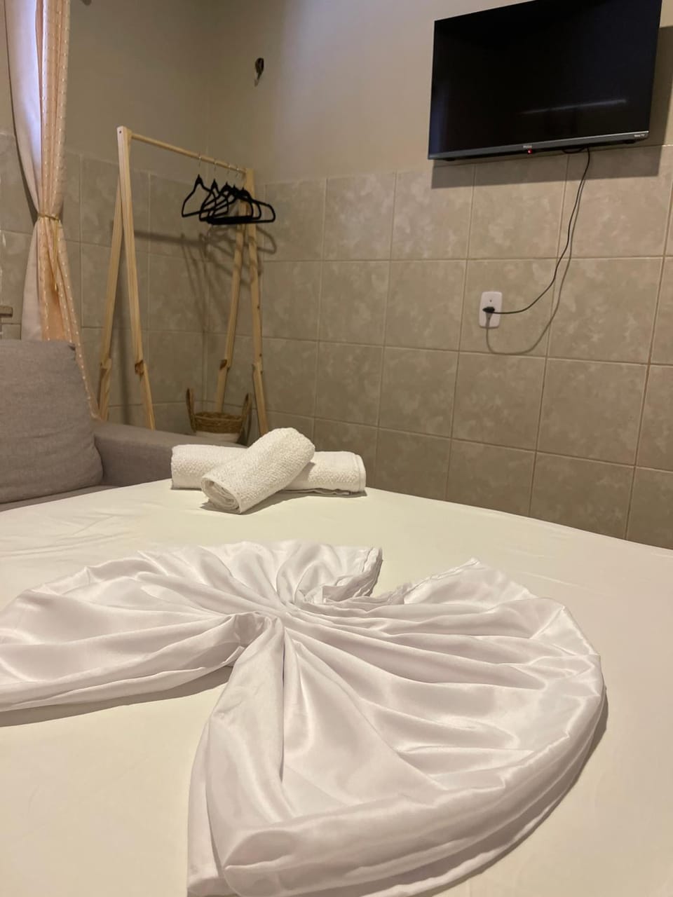 Bed, TV and multimedia, Bedroom, towels