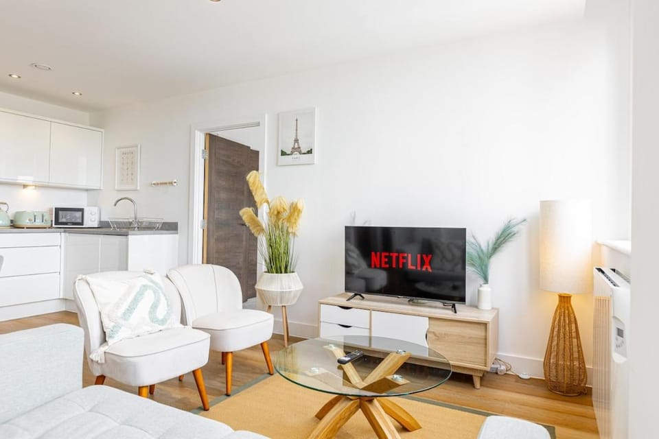 TV and multimedia, Kitchen or kitchenette, Living room, Seating area, stove