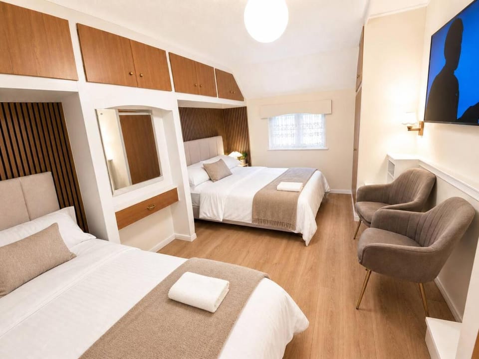 Unique Family Room, 55TV WiFi PetsOK iii Vacation rental in Wolverhampton
