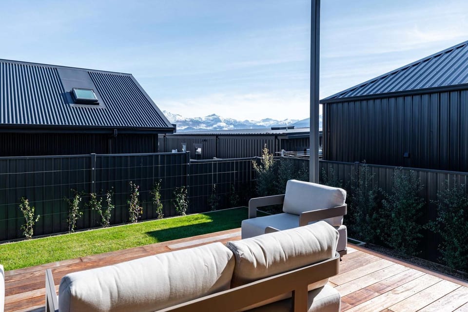 Eliza's Escape with Mountain Views House in Wanaka