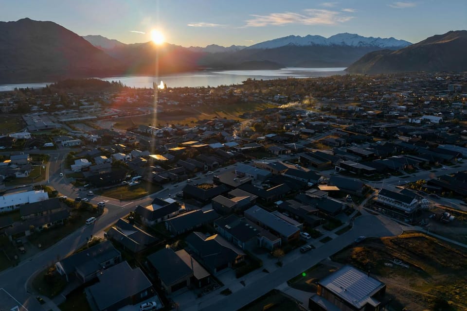 Eliza's Escape with Mountain Views House in Wanaka