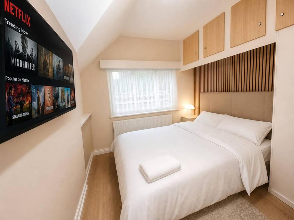 Unique Double bedroom, 50TV, Wi-Fi, PetsOK Vacation rental in Wolverhampton
