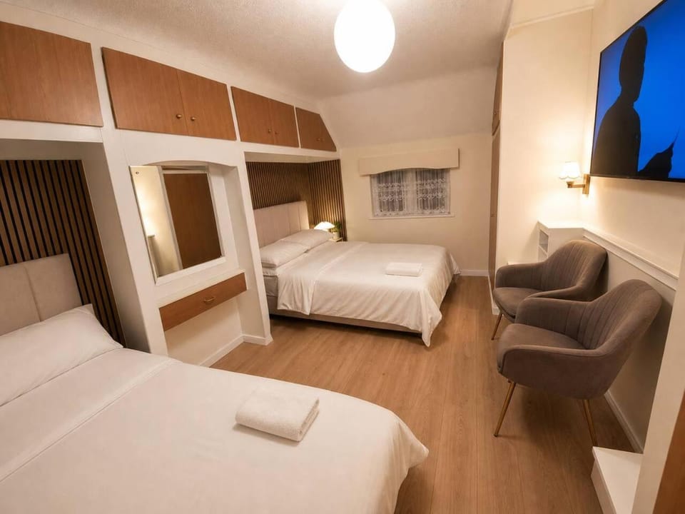 Whole 4 Bedroom Home, Sleeps Up to 12 House in Wolverhampton