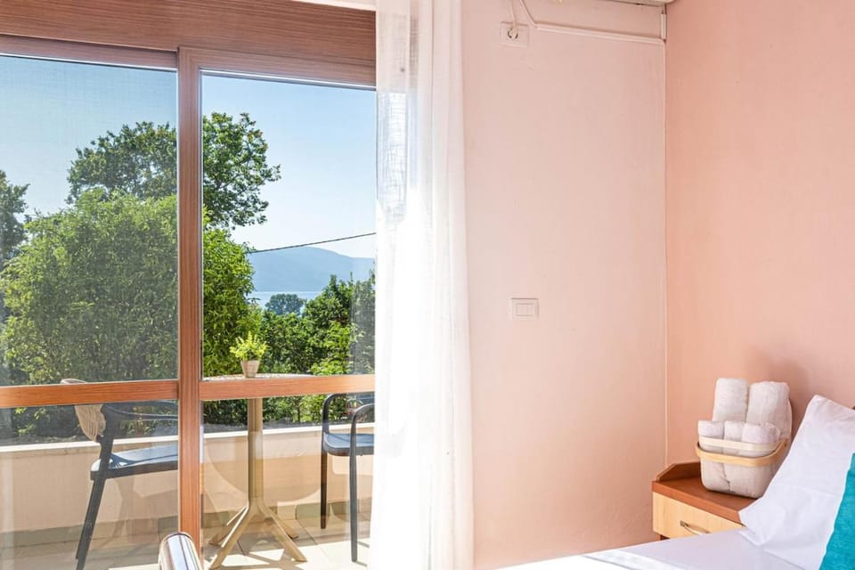 Radhima Res 3 - Double Room, Sea View Apartment in Vlorë County, Albania