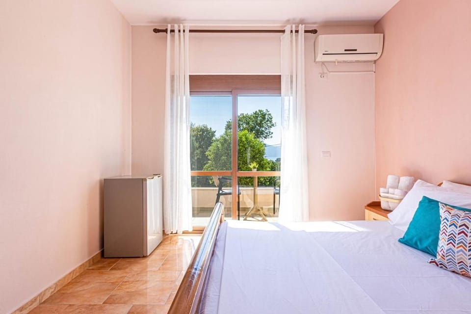 Radhima Res 3 - Double Room, Sea View Apartment in Vlorë County, Albania
