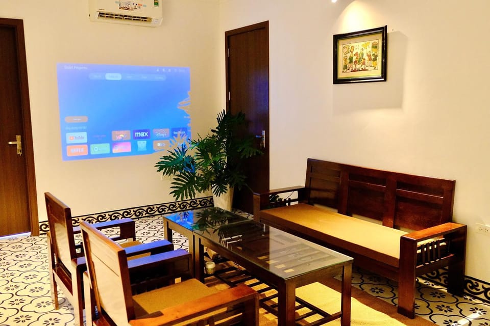 Communal lounge/ TV room, TV and multimedia, Living room, Seating area, Evening entertainment, air conditioner