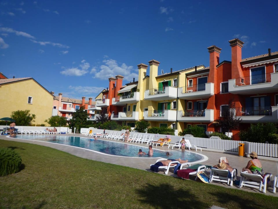 Property building, Day, Swimming pool, Swimming pool