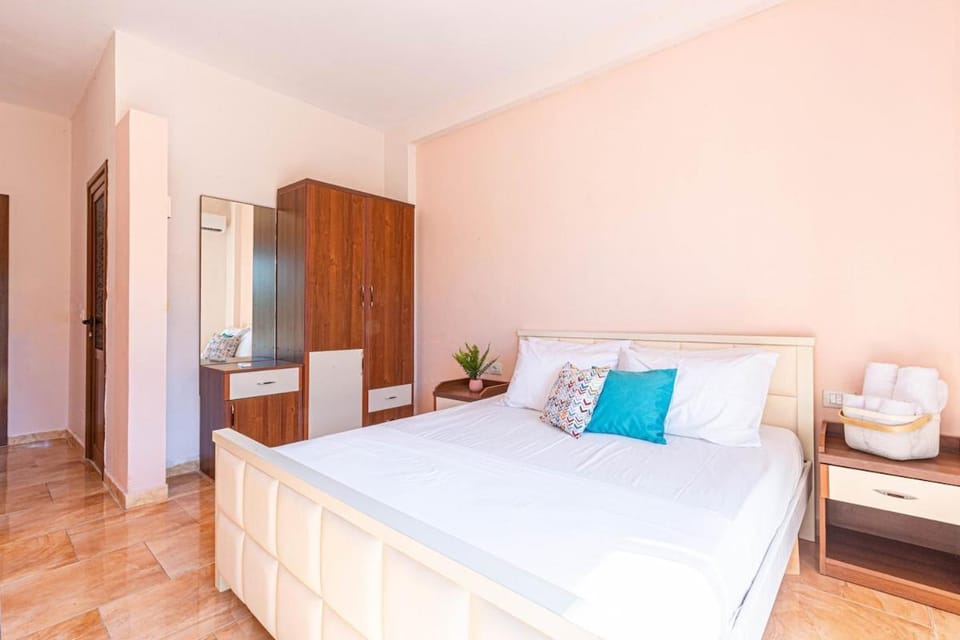 Radhima Res 2 - Double Room, Sea View Apartment in Vlorë County, Albania