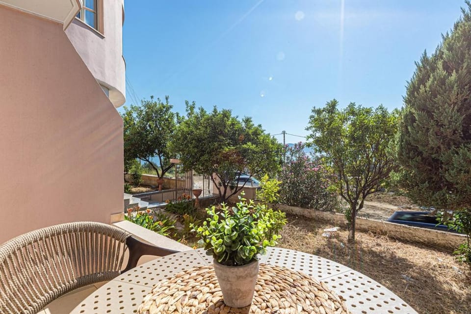 Radhima Res 2 - Double Room, Sea View Apartment in Vlorë County, Albania