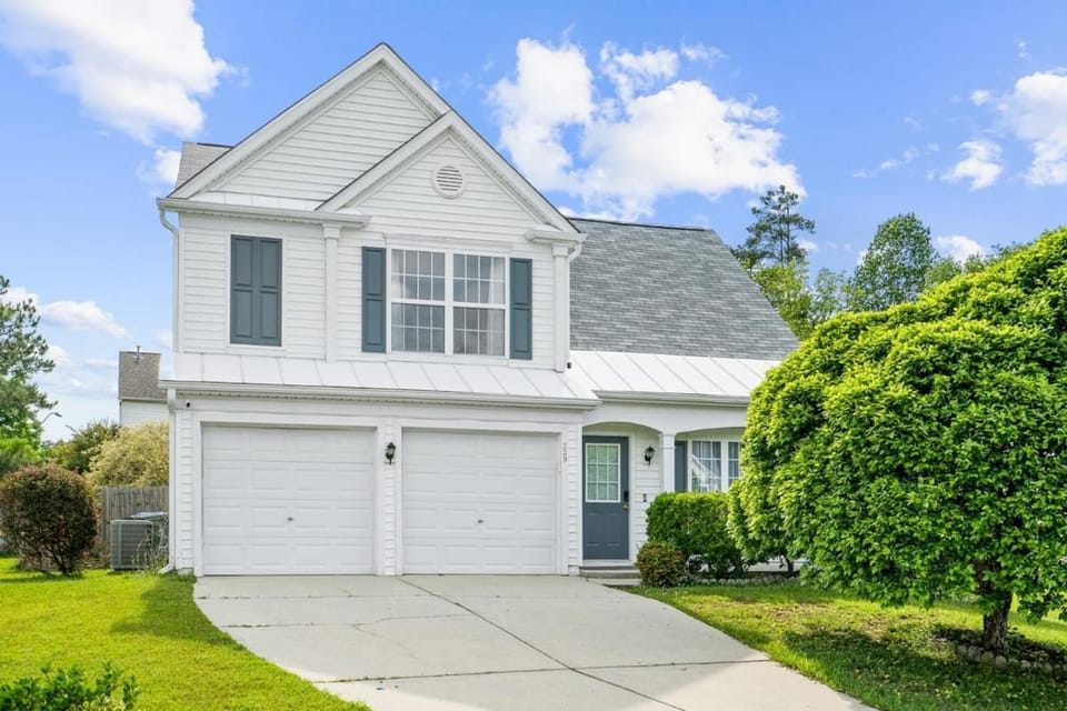 Stylish Home Pet-Friendly Private Fenced Yard House in Fuquay-Varina