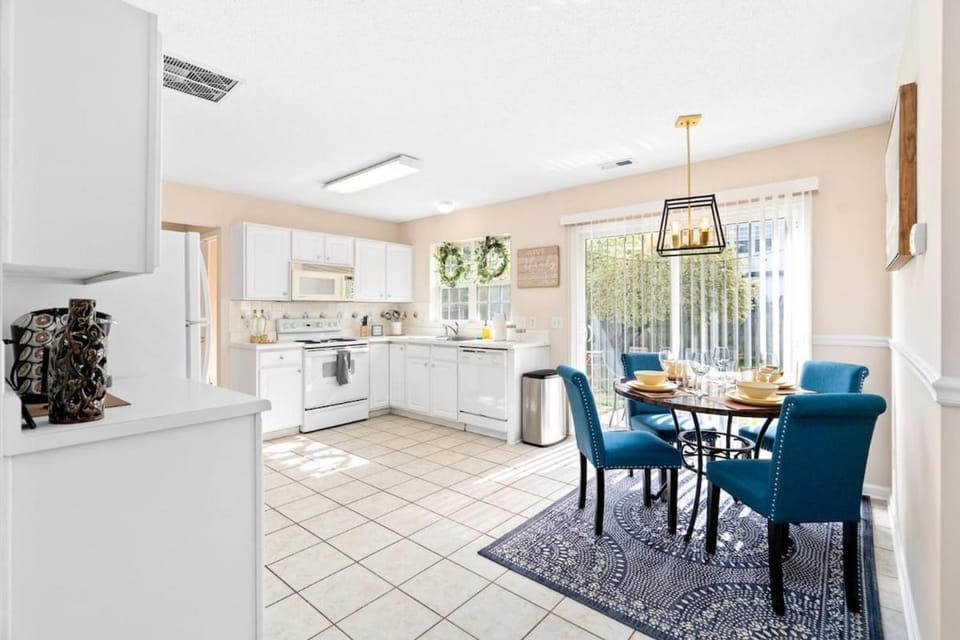 Stylish Home Pet-Friendly Private Fenced Yard House in Fuquay-Varina
