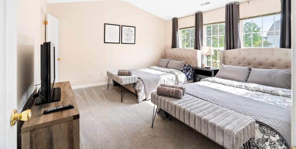 Stylish Home Pet-Friendly Private Fenced Yard House in Fuquay-Varina