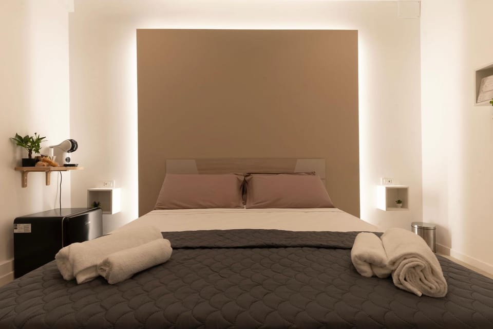 Bed, Photo of the whole room, Bedroom, towels