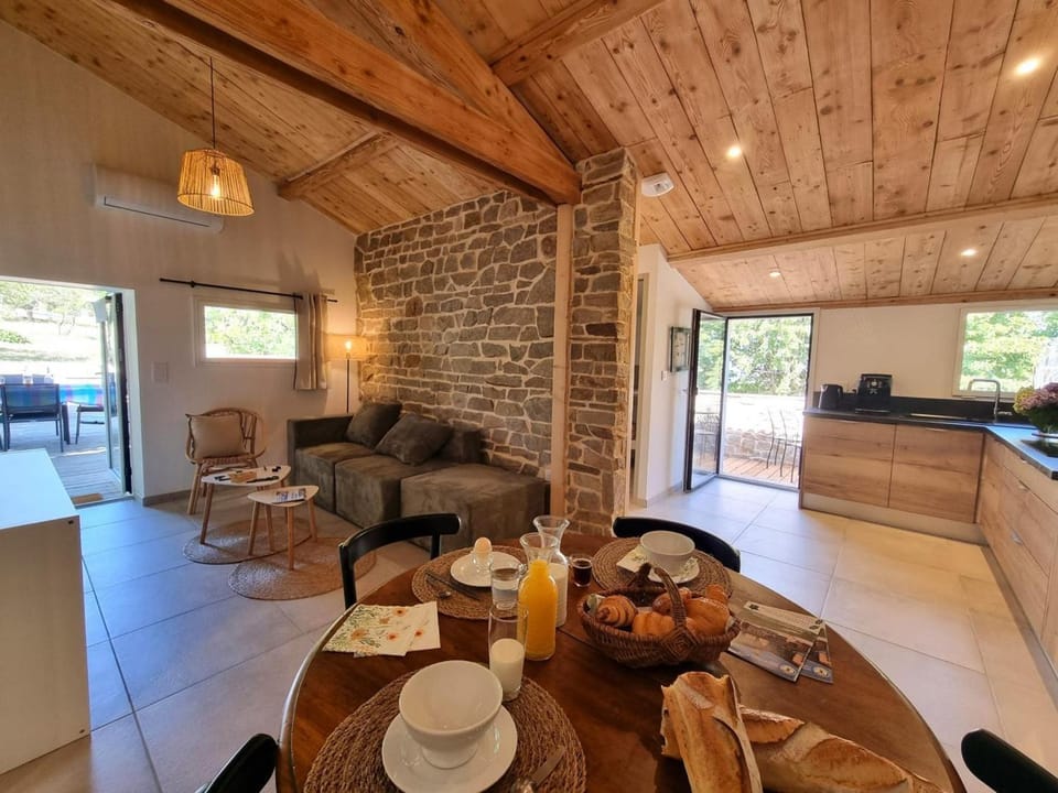 Gîte climatisé avec terrasse - 4 pers. - FR-1-496-423 House in Auvergne-Rhône-Alpes
