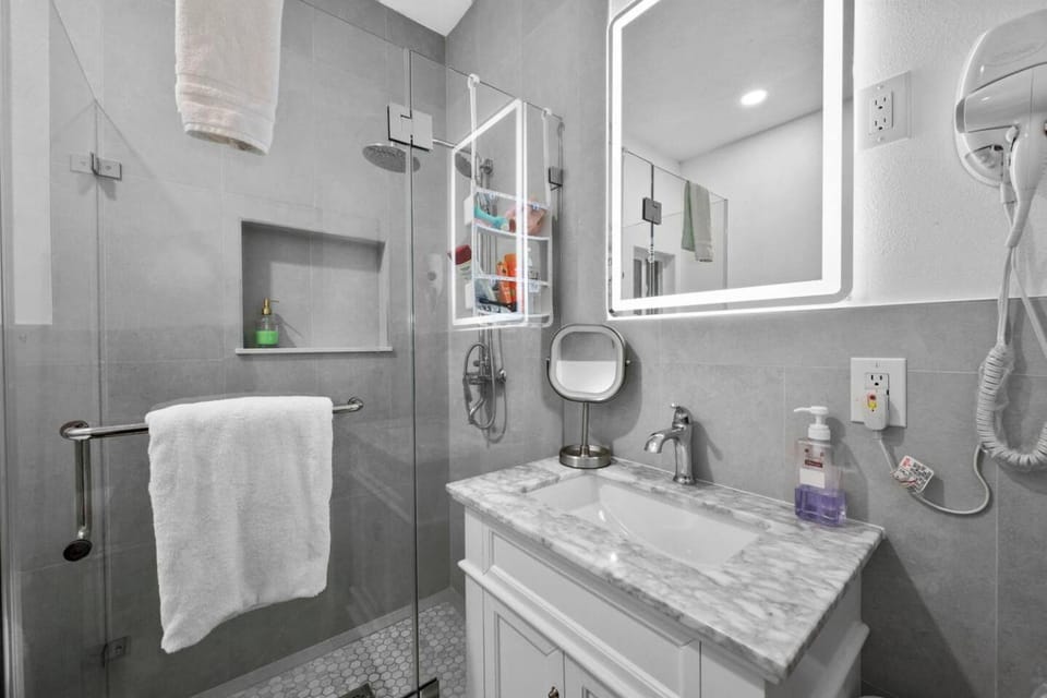 Fully Renovated Home House in Lakewood
